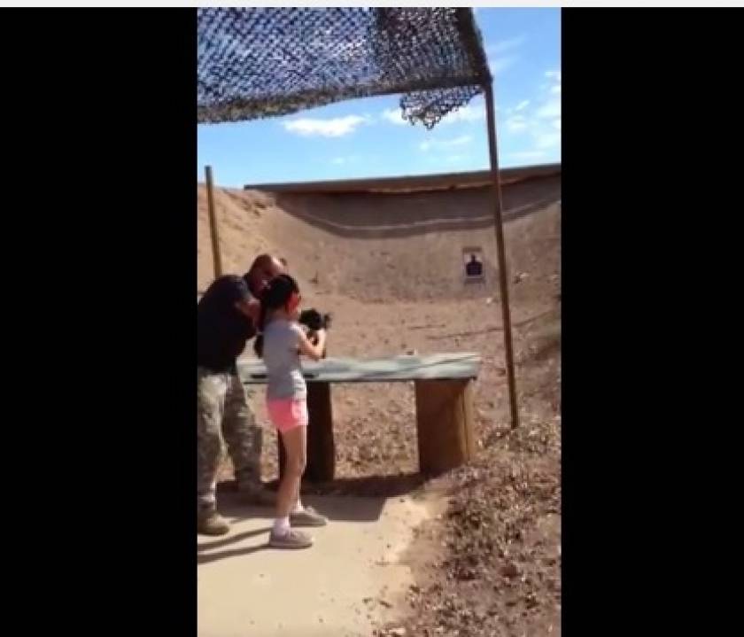 Σοκαριστικό βίντεο: 9χρονη σκοτώνει με ούζι εκπαιδευτή όπλων