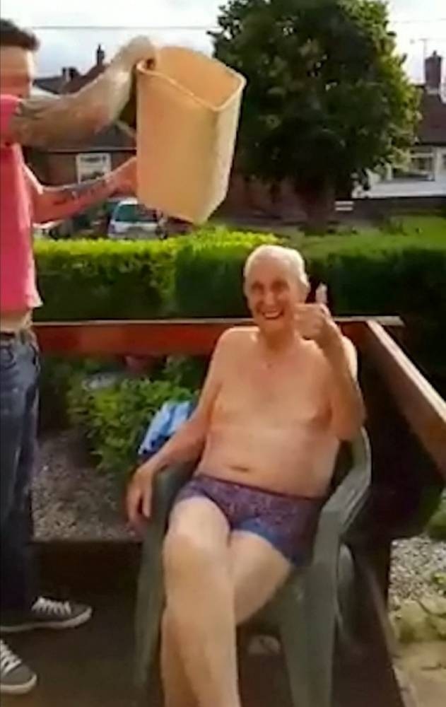 Ο γηραιότερος άντρας που πήρε μέρος στο ice bucket είναι 102 ετών! (pics+video)