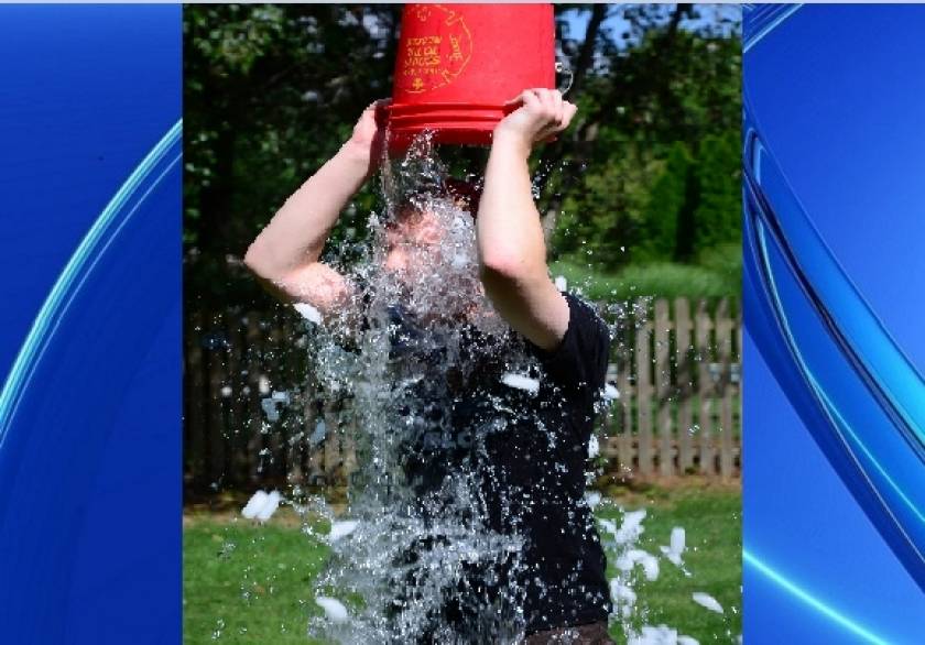 Τέλος το Ice Bucket Challenge: Τώρα μπορείτε να αγγίζετε... γυναίκες για φιλανθρωπία!