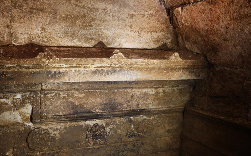 Αμφίπολη: Πέπλο μυστηρίου με τη σύληση του τάφου