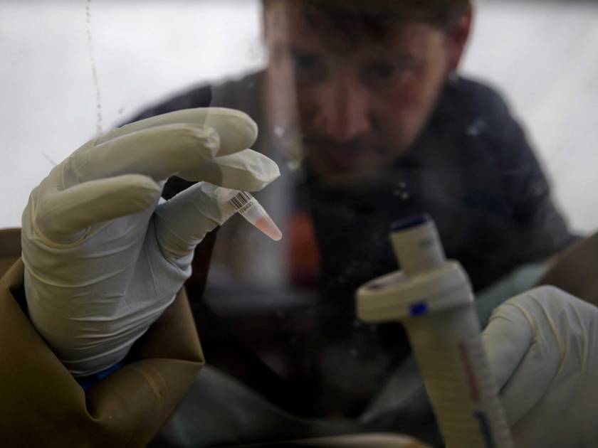 Βρετανία: Αναζητούνται εθελοντές για δοκιμή πειραματικού φαρμάκου για τον Έμπολα