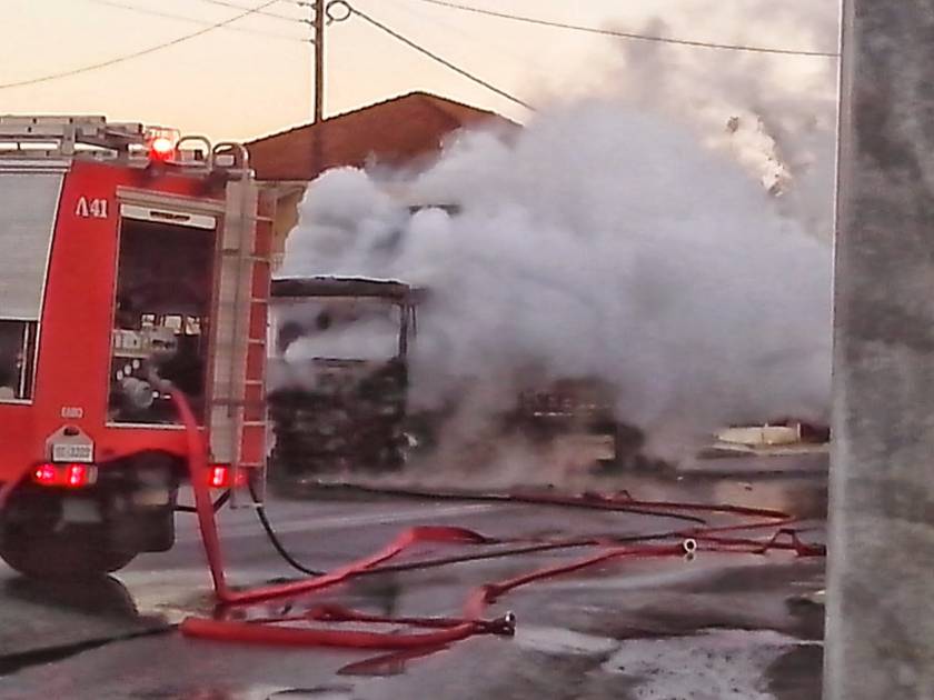 Στις φλόγες τυλίχθηκε φορτηγό στο σταθμό διοδίων στο Μαλακάσι