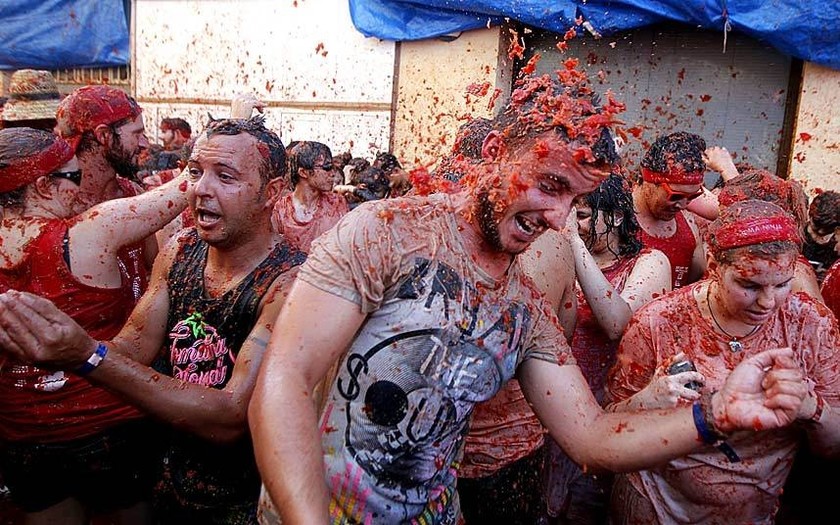Ισπανία: Κατακόκκινες εικόνες από το φεστιβάλ ντομάτας!
