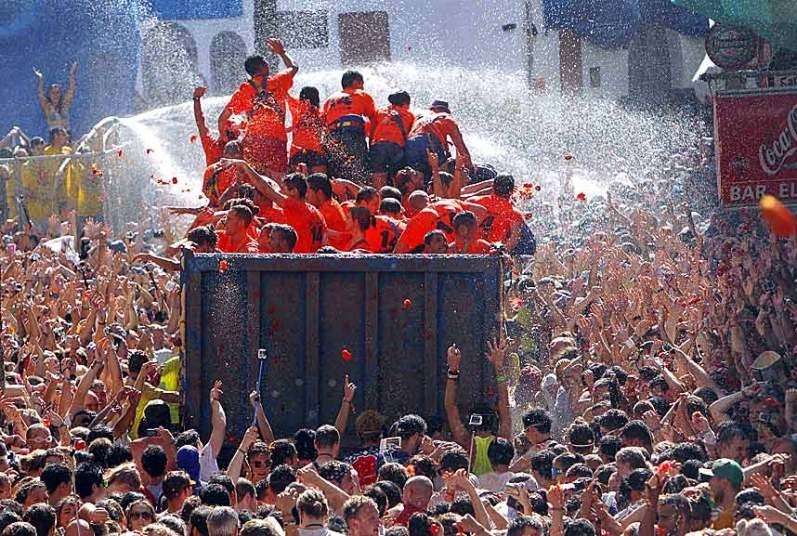 Ισπανία: Κατακόκκινες εικόνες από το φεστιβάλ ντομάτας!
