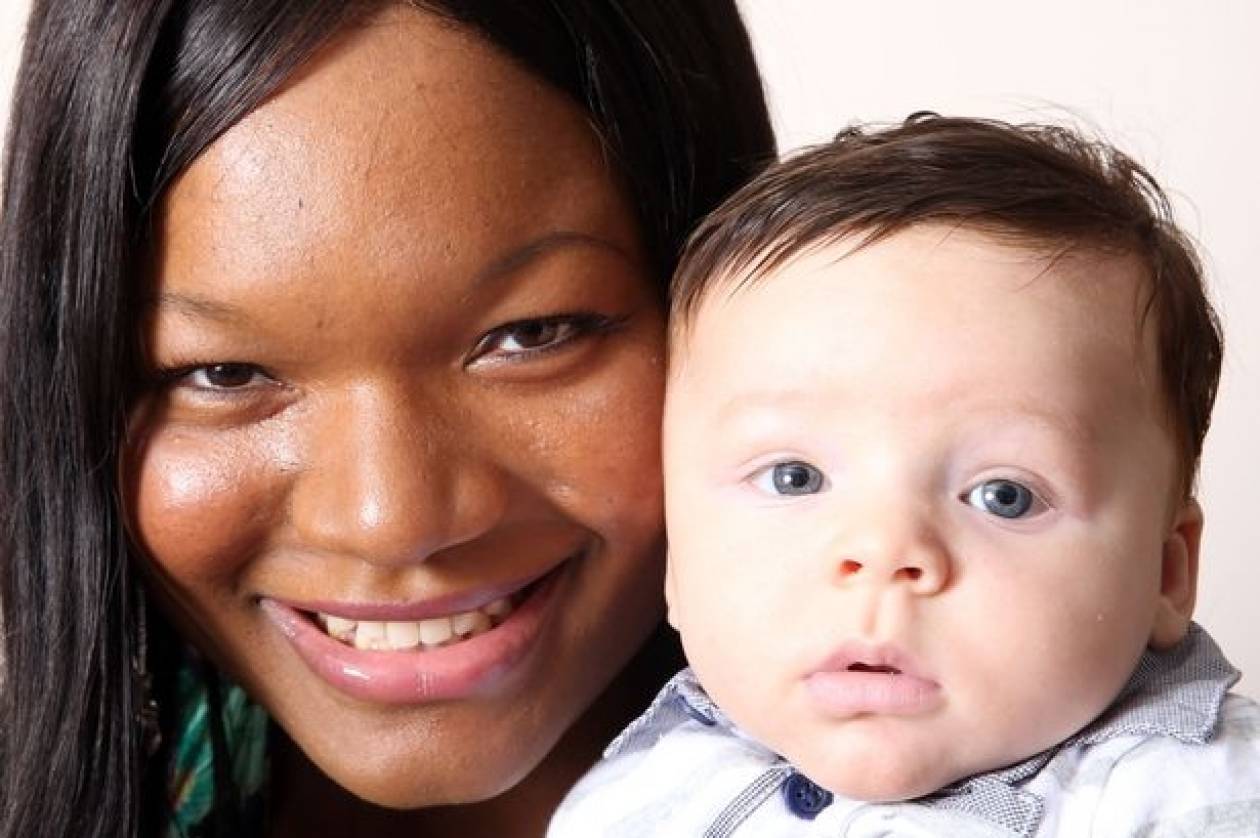 Μαύρη μητέρα γέννησε λευκό μωρό! (pics)