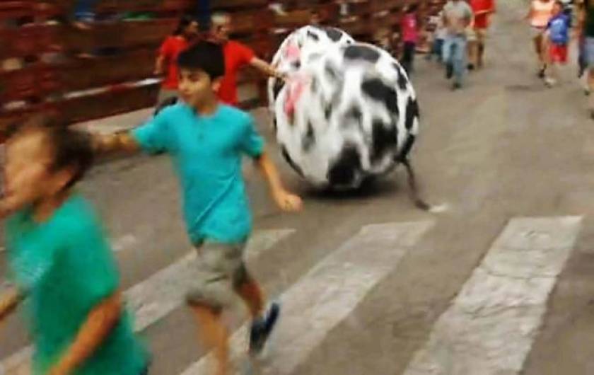 Δείτε με τι αντικατέστησαν τους ταύρους στο ισπανικό έθιμο! (videos)