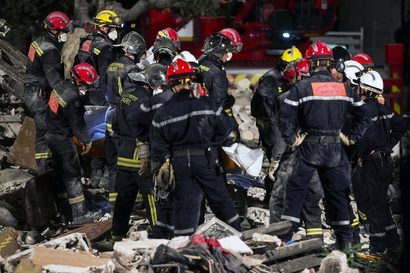 Παρίσι: Αυξήθηκε ο αριθμός των θυμάτων από την κατάρρευση τετραώροφου κτιρίου (pics)