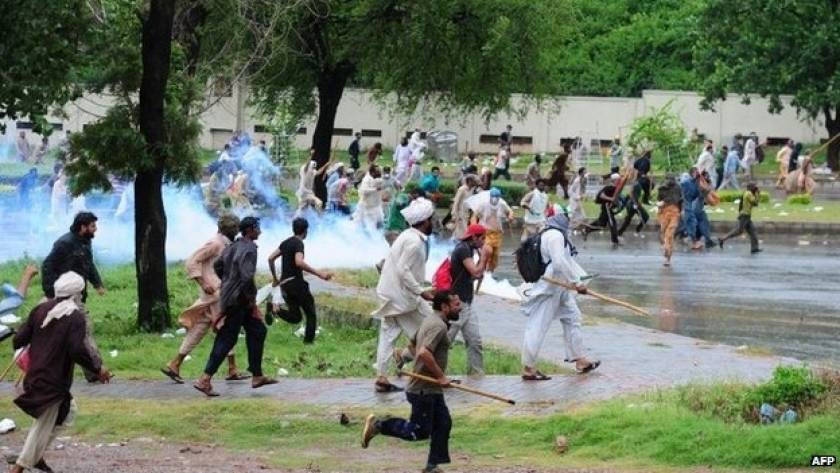 Χάος στο Πακιστάν: Μπήκαν σε κανάλι και χτύπησαν πολιτικούς με πέτρες