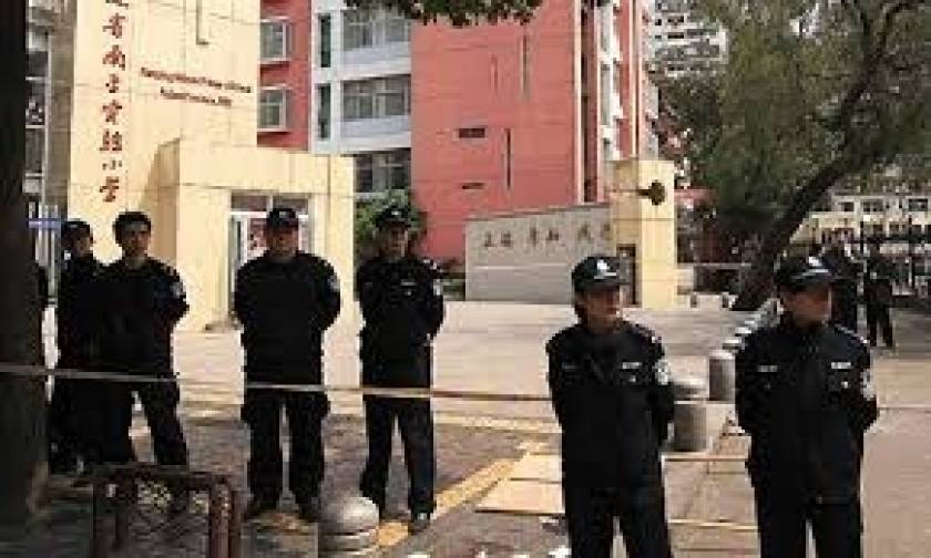 Σοκ στην Κίνα: Εισέβαλε σε δημοτικό σχολείο και σκότωσε τρεις μαθητές