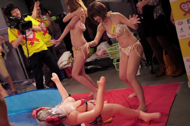 Ιαπωνία: Μαραθώνιος χουφτώματος πορνοστάρ για φιλανθρωπικό σκοπό! (pics)