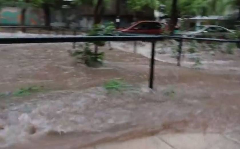 Απίστευτη βροχή στην Κοζάνη - «Ποτάμια» οι δρόμοι