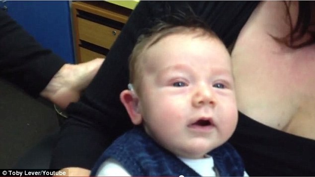 Η απίστευτη στιγμή που ένα κωφάλαλο μωρό ακούει για πρώτη φορά! (pics+video)