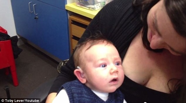 Η απίστευτη στιγμή που ένα κωφάλαλο μωρό ακούει για πρώτη φορά! (pics+video)
