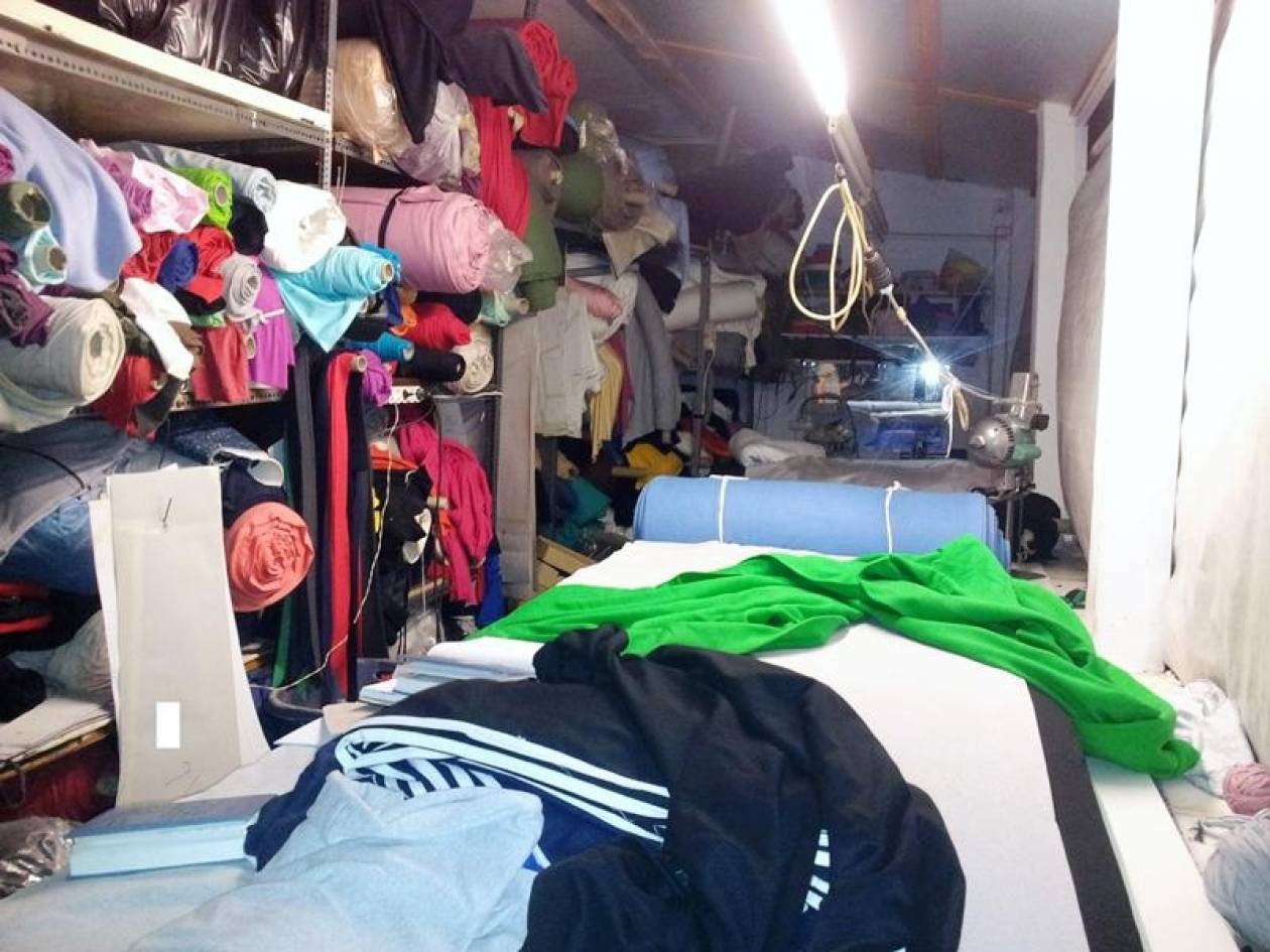 Αττική: Εντοπίστηκε παράνομο εγαστήριο κατασκευής ρούχων στο Χαϊδάρι