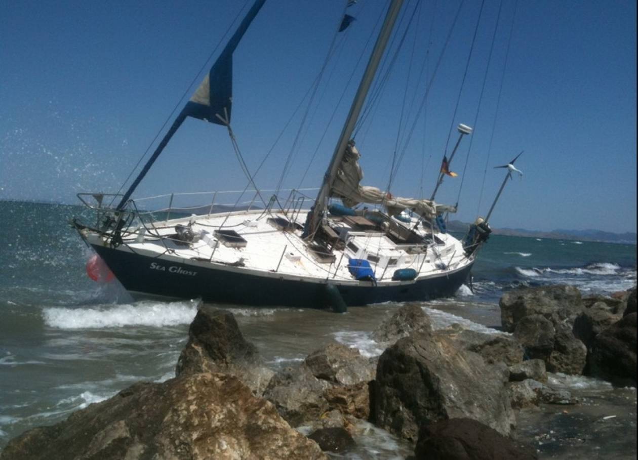 Νέα Μουδανιά: Σκάφος αναψυχής έπεσε πάνω στα βράχια