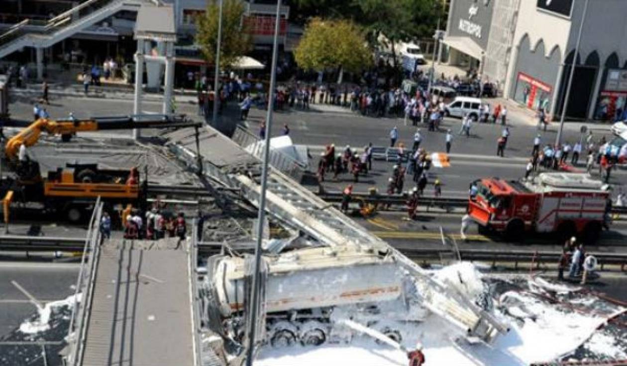 Κωνσταντινούπολη: Κατέρρευσε πεζογέφυρα