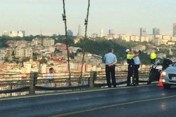 Τουρκία: Απειλούσε να αυτοκτονήσει και ο αστυνομικός έβγαζε selfie! (photo)