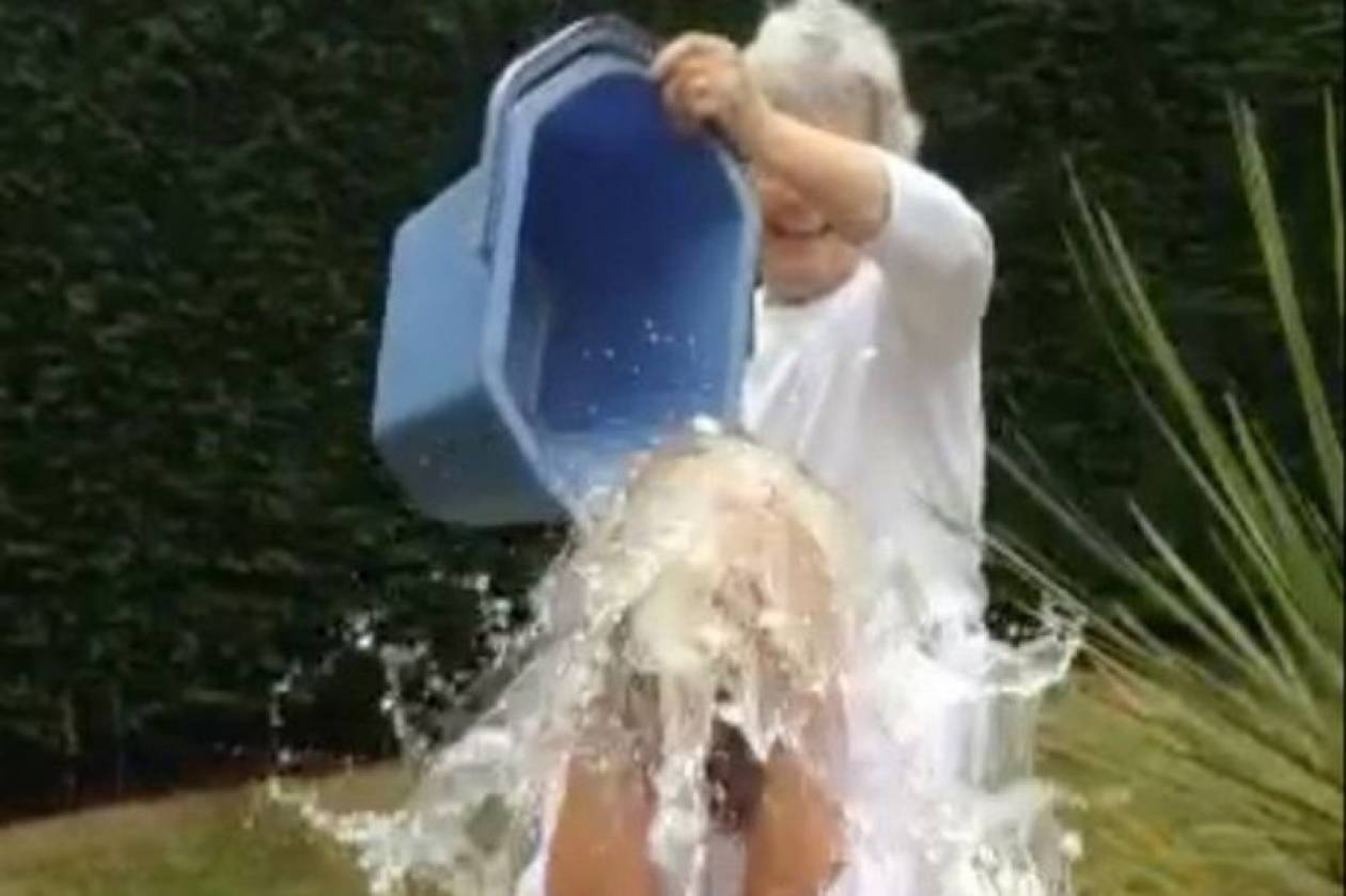 Βρετανία: Παραλίγο να σπάσει το λαιμό της από «Ice Bucket Challenge»! (video)
