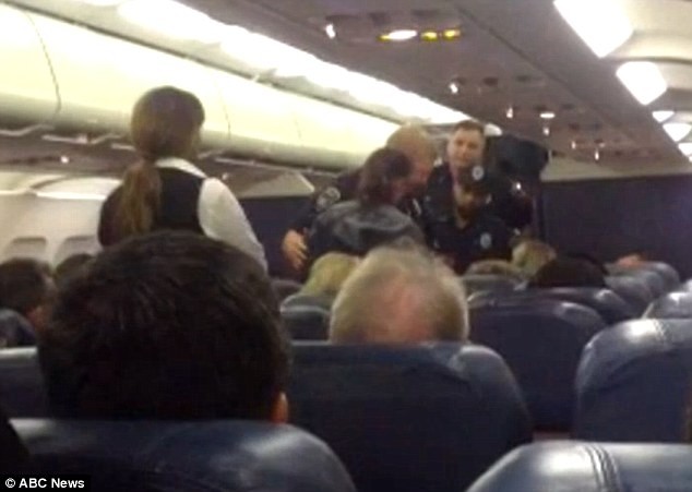 Συνελήφθη στο αεροπλάνο γιατί... έπλεκε! (pics+video)