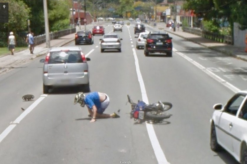Αυτοκίνητο της Google Street View έπιασε τροχαίο! (pics)