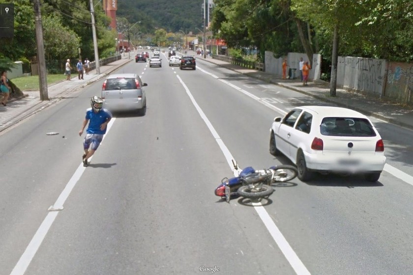 Αυτοκίνητο της Google Street View έπιασε τροχαίο! (pics)