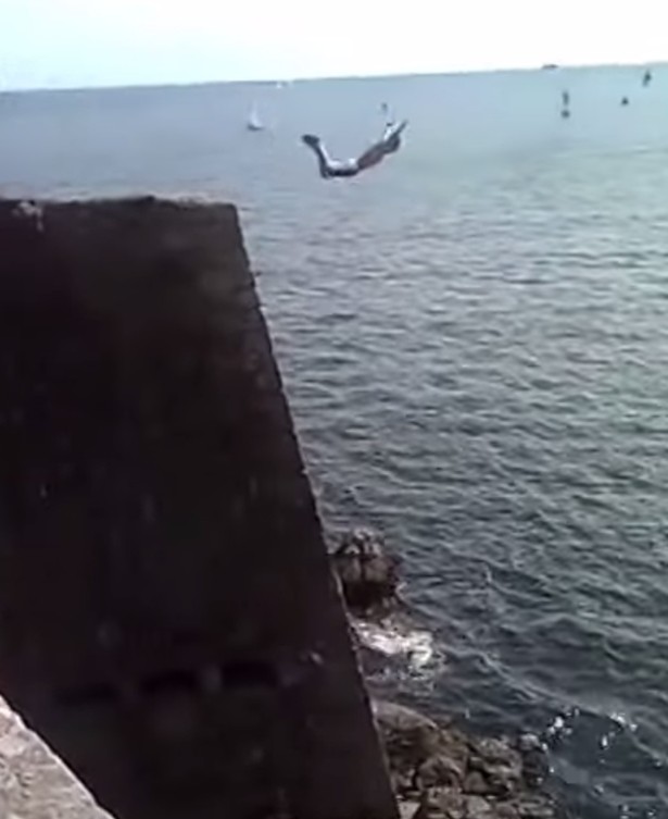 Η νέα τρέλα των εφήβων: Πέφτουν στη θάλασσα με την κοιλιά! (pic+video)