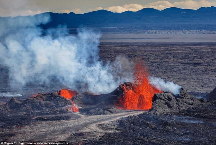 Εκπληκτικές αεροφωτογραφίες από το ηφαίστειο της Ισλανδίας