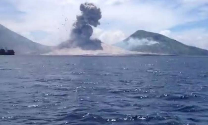 Μοναδικό βίντεο: Τουρίστας καταγράφει έκρηξη ηφαιστείου στην κάμερα