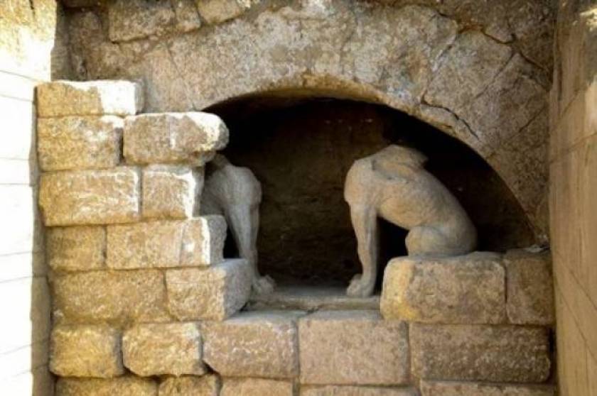 Amphipolis: Puzzles" the possibility of the tomb to be looted