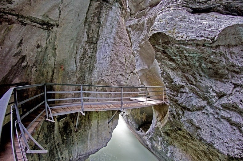 Ελβετία: Το εντυπωσιακό μονοπάτι μέσα από τα βράχια