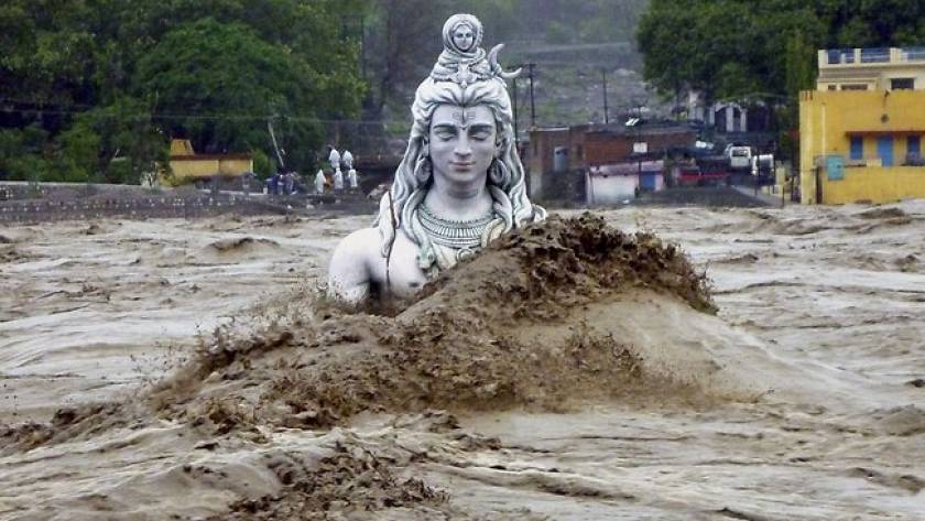 Ινδία: Περισσότερα από 100 τα θύματα των πλημμυρών