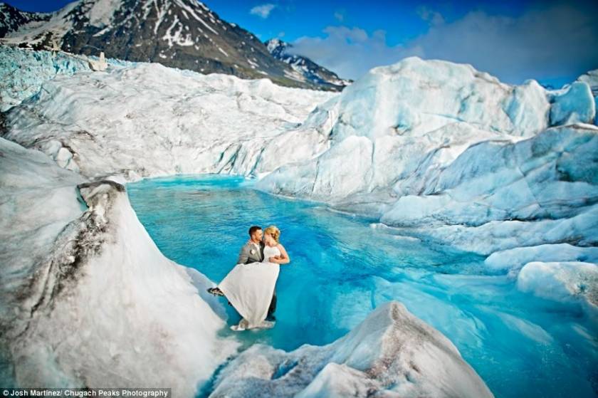 Αλάσκα: Γάμος σε παγόβουνο! (pics)