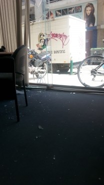 Ξάνθη: Άγνωστοι έσπασαν την τζαμαρία τηλεοπτικού σταθμού (pics)