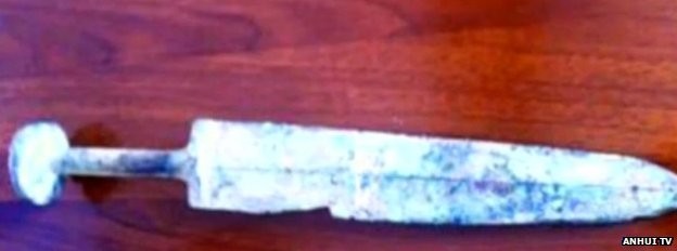 Εντεκάχρονος βρήκε σπαθί ηλικίας 3.000 ετών σε... ποτάμι! (pic)