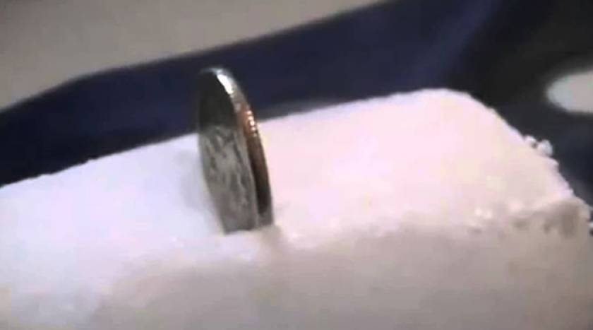 Τι θα συμβεί αν βάλεις ένα νόμισμα μέσα σε κομμάτι ξηρού πάγου; (Video)