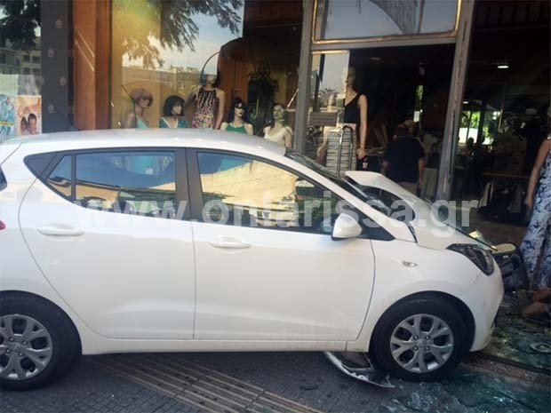 Λάρισα: Αυτοκίνητο «εισέβαλε» σε κατάστημα 