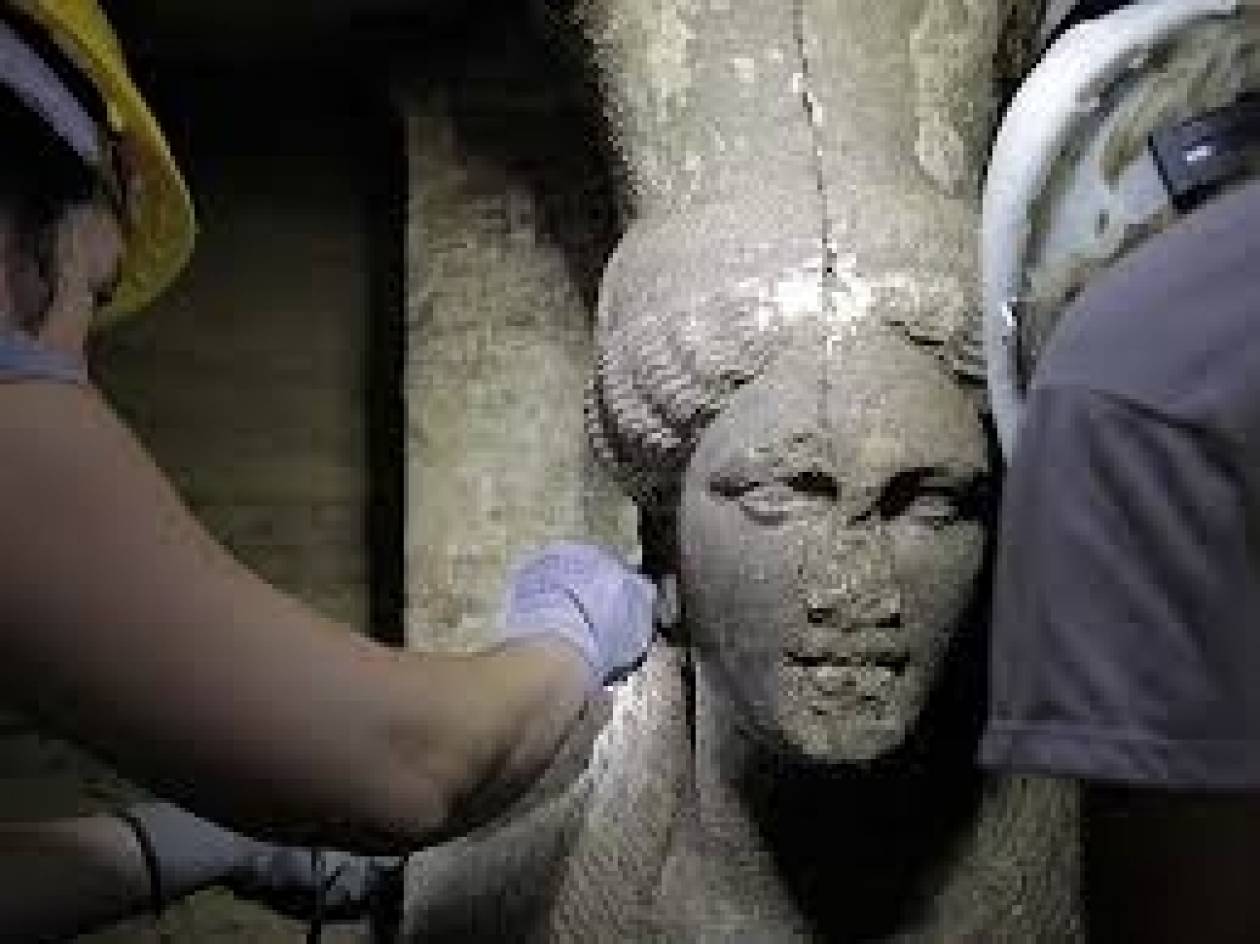 New York Times: «Οι ανασκαφές στην Αμφίπολη έφεραν στο φως δύο Καρυάτιδες»