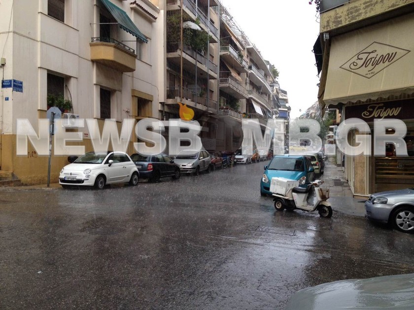 Βροχερό το σκηνικό στους δρόμους της Αθήνας (pics)