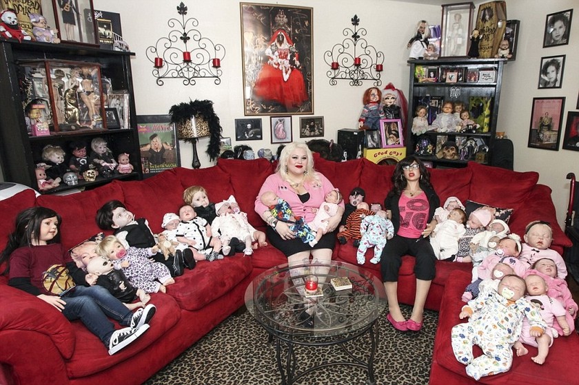 Έφτιαξε 300 αληθινές κούκλες από τα... μαλλιά του γιου της! (pics)