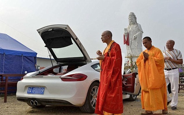 Βουδιστής μοναχός κλείστηκε σε φέρετρο για να... διαλογιστεί (pics)