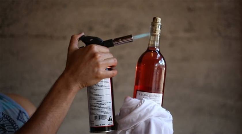 10 ασυνήθιστοι τρόποι για να ανοίξεις ένα μπουκάλι κρασί (Video)