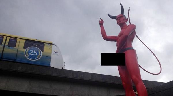Μυστήριο άγαλμα του... Σατανά προκαλεί σάλο στο διαδίκτυο (pics)