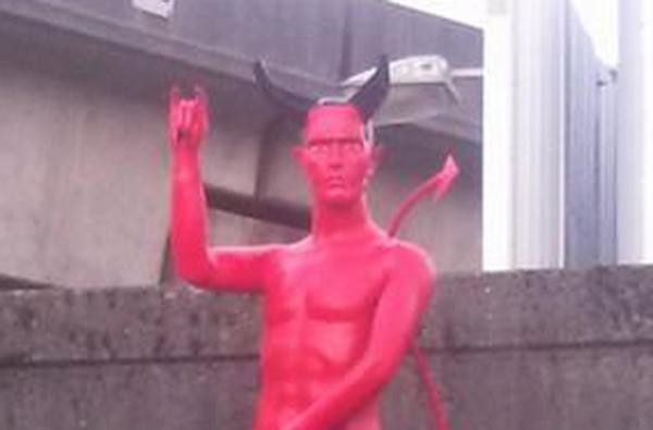 Μυστήριο άγαλμα του... Σατανά προκαλεί σάλο στο διαδίκτυο (pics)