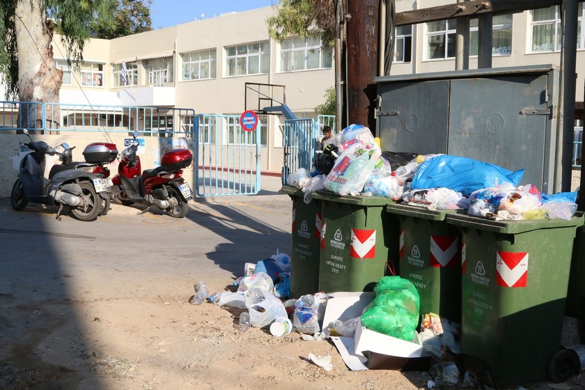 Εικόνες ντροπής: Μέσα αγιασμός και έξω… σκουπίδια!