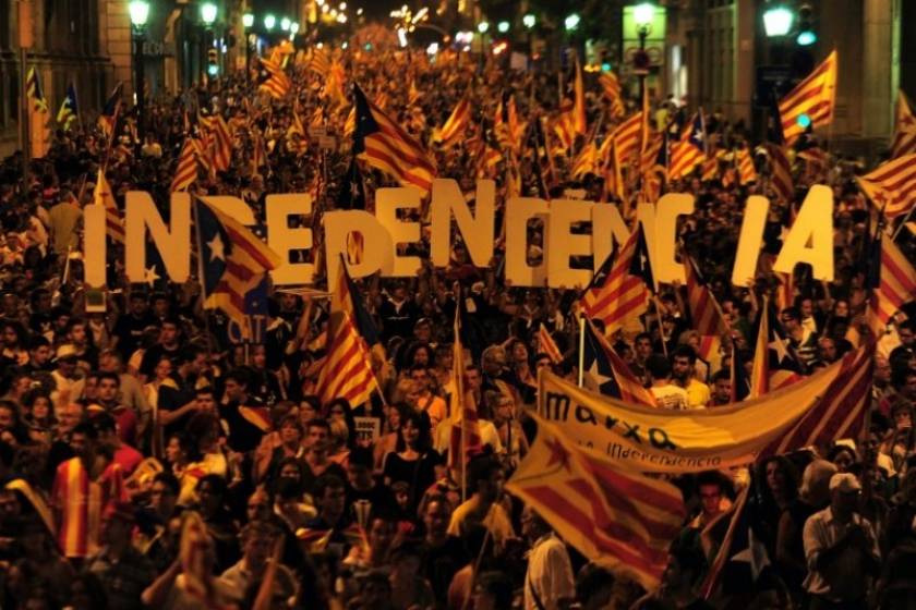 Βαρκελώνη: Λαοπλημμύρα για την ανεξαρτησία της Καταλονίας (vids+pics)