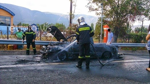 Αυτοκίνητο τυλίχθηκε στις φλόγες στην εθνική οδό Αθηνών Λαμίας (pic)