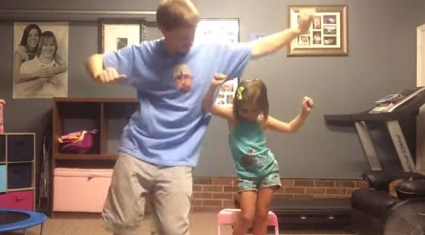 Πατέρας και κόρη σε απίθανο χορευτικό (Video)
