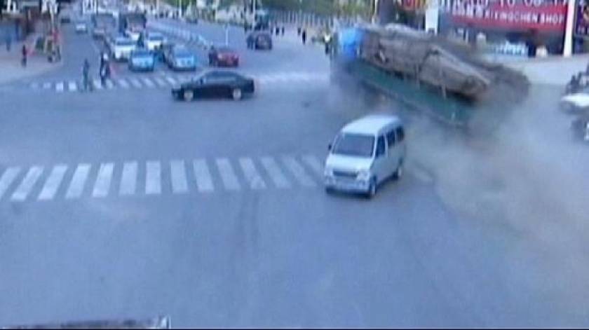 Κίνα: Φορτηγό έπεσε σε στάση λεωφορείου - 8 νεκροί