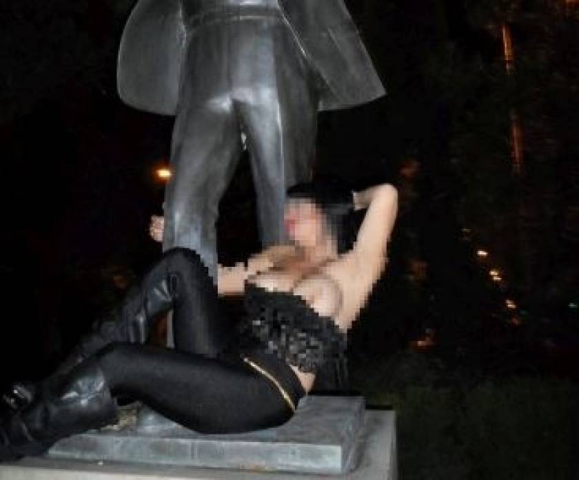 ΑΠΙΣΤΕΥΤΟ: Πορνοστάρ ποζάρει γυμνή μπροστά στο άγαλμα του Παπανδρέου!