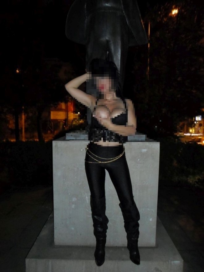 ΑΠΙΣΤΕΥΤΟ: Πορνοστάρ ποζάρει γυμνή μπροστά στο άγαλμα του Παπανδρέου!